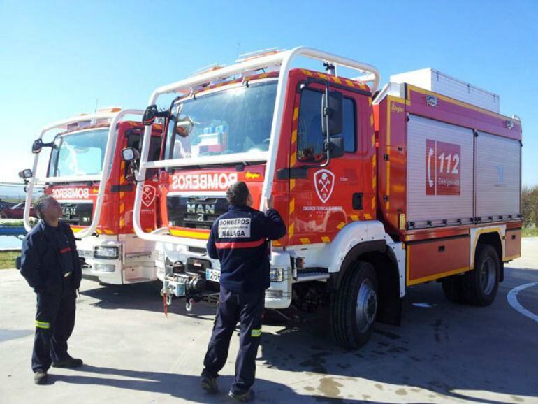 Dos bomberos ante uno de los camiones del Consorcio Provincial