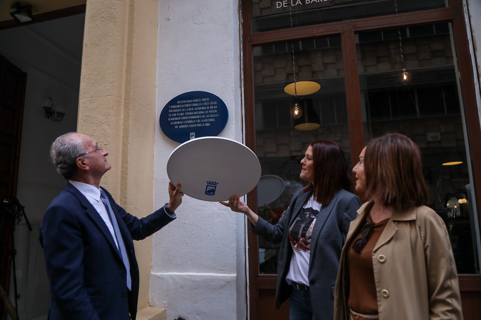 El alcalde, Francisco de la Torre, junto a la concejala de Cultura, Noelia Losada, y miembros de la familia, ha descubierto esta mañana la placa. Esta inauguración se ha hecho coincidir con la fecha del nacimiento y fallecimiento del poeta y abogado