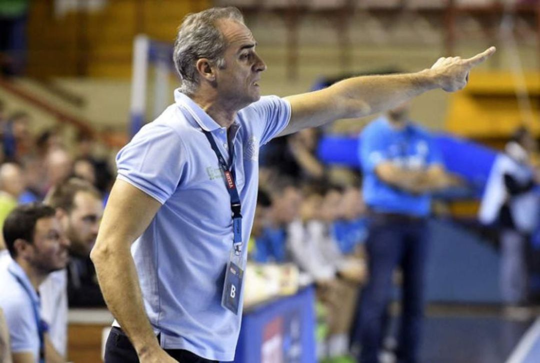 Rafa Guijosa, durante uno de sus partidos al frente del equipo leonés