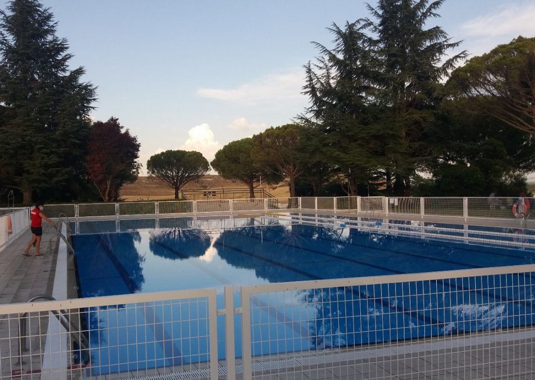 Una socorrista realiza trabajos de limpieza en la piscina de verano de Cuéllar durante el verano de 2020