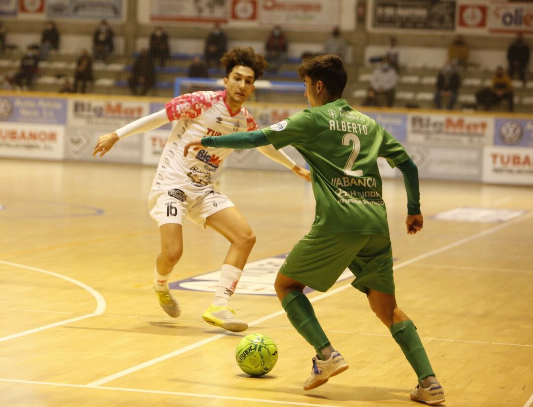 Álex Naranjo y Alberto Mirás, durante un lance del partido