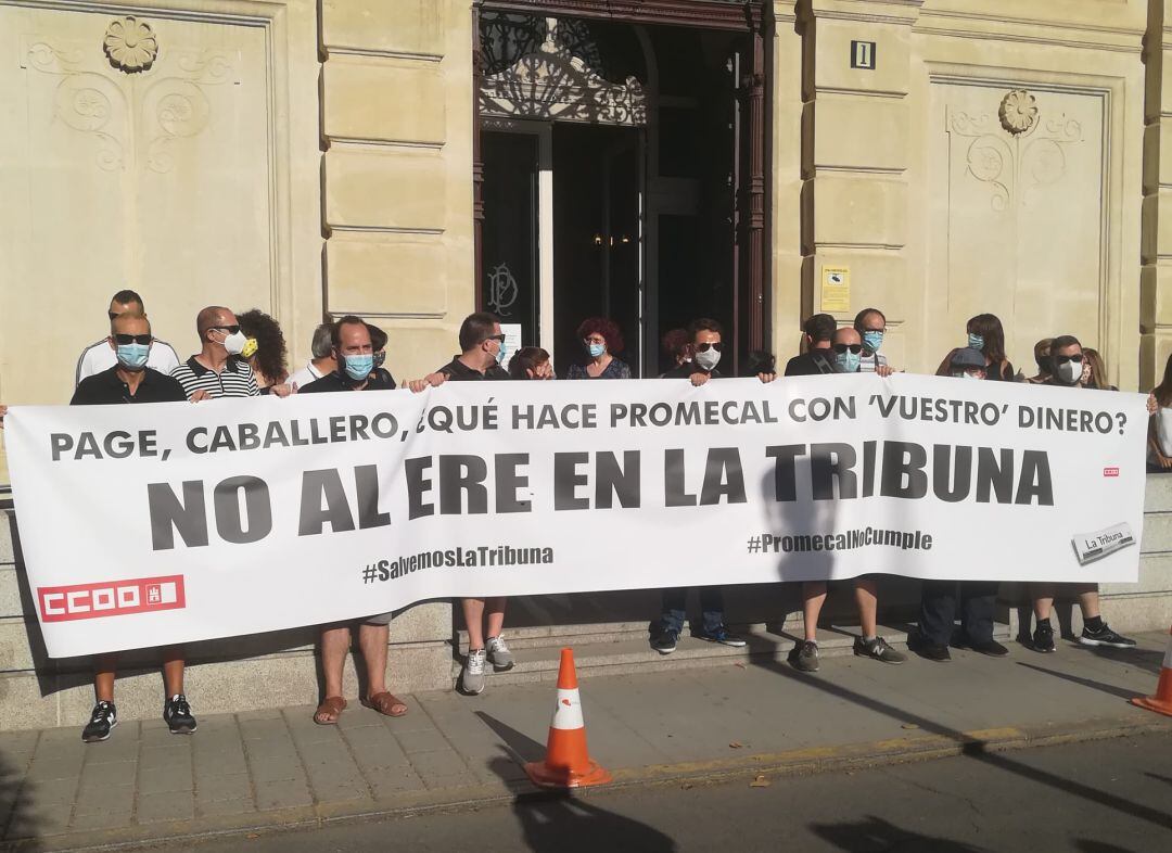 Los trabajadores se han manifestado a las puertas de la Diputación de Ciudad Real