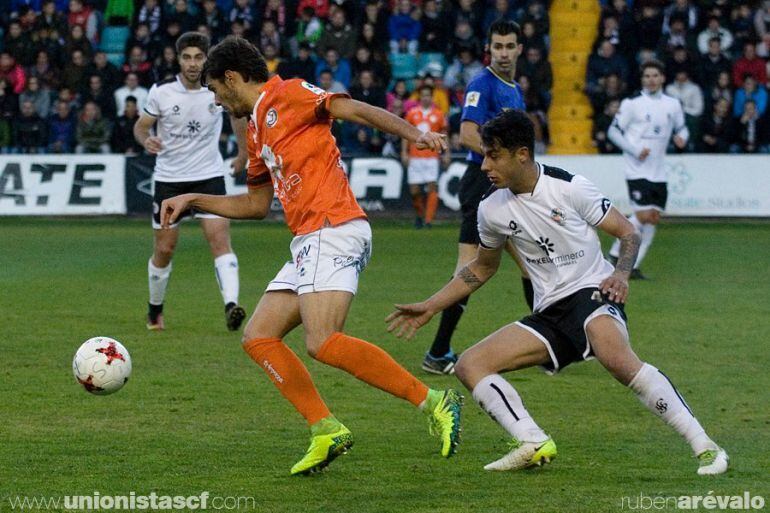 Lance del partido en el estadio Helmántico.