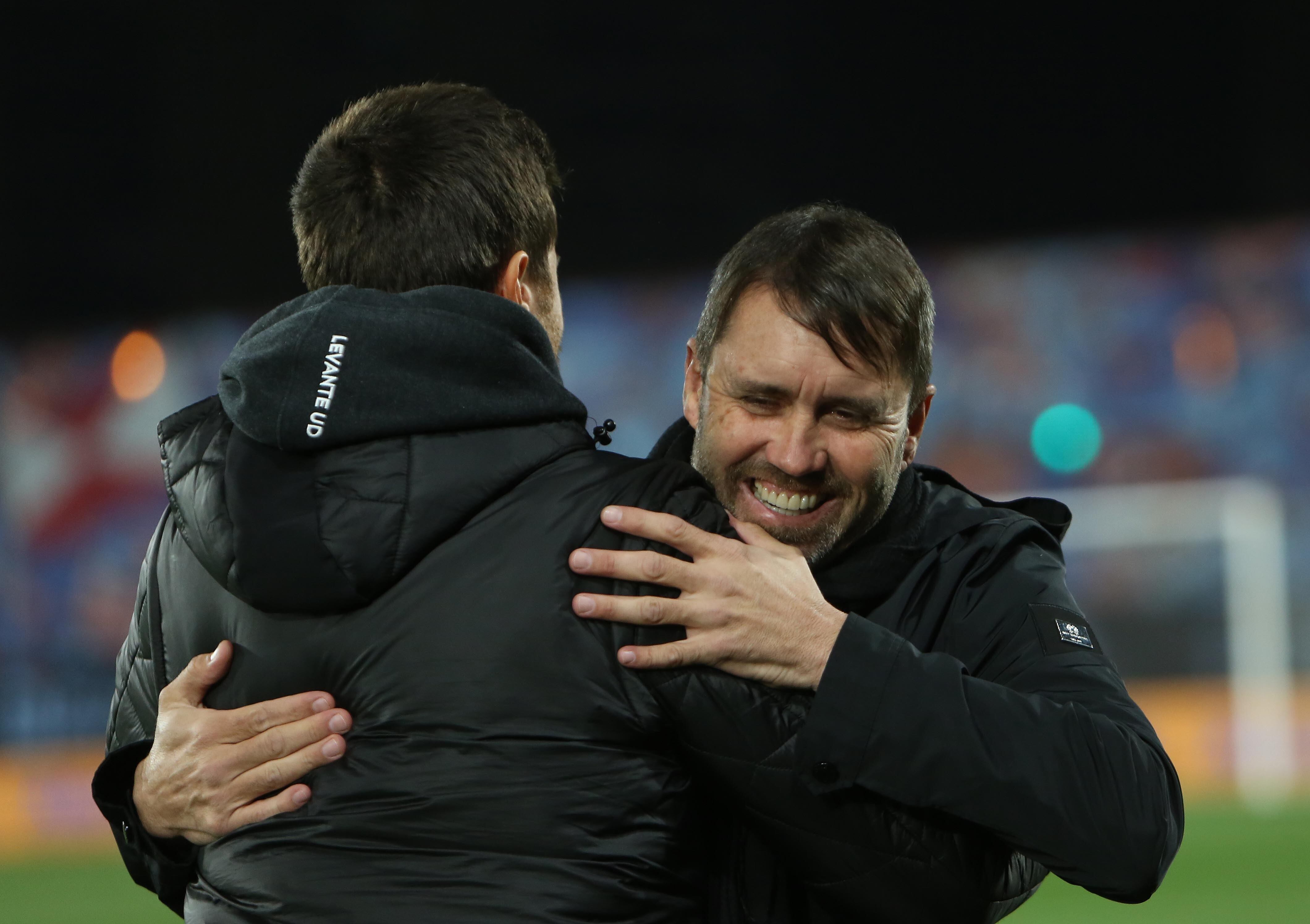 Vigo (Pontevedra) 21/02/2021.- El entrenador del Celta de Vigo, el argentino Eduardo "Chacho" Coudet (d), saluda al entrenador del Levante, el italiano Alessio Lisci (i), antes del inicio del encuentro correspondiente a la jornada 25 de primera división que disputan hoy lunes en el estadio de Balaidos, en la capital viguesa. EFE / Salvador Sas.