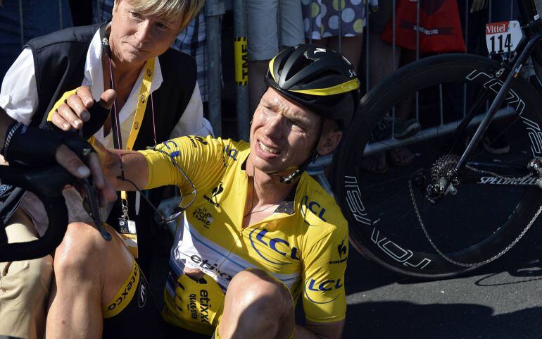 Tony Martin se duele en el suelo tras la caída sufrida en la sexta etapa del Tour de Francia.