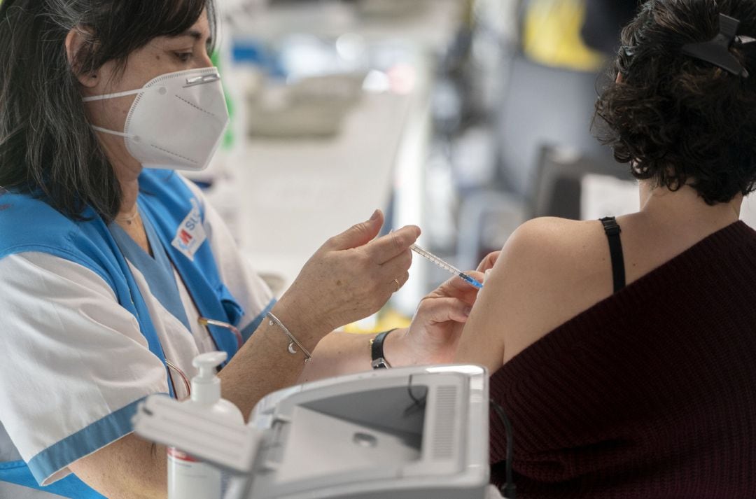 Una mujer recibe la tercera dosis de la vacuna contra el covid-19. Archivo.