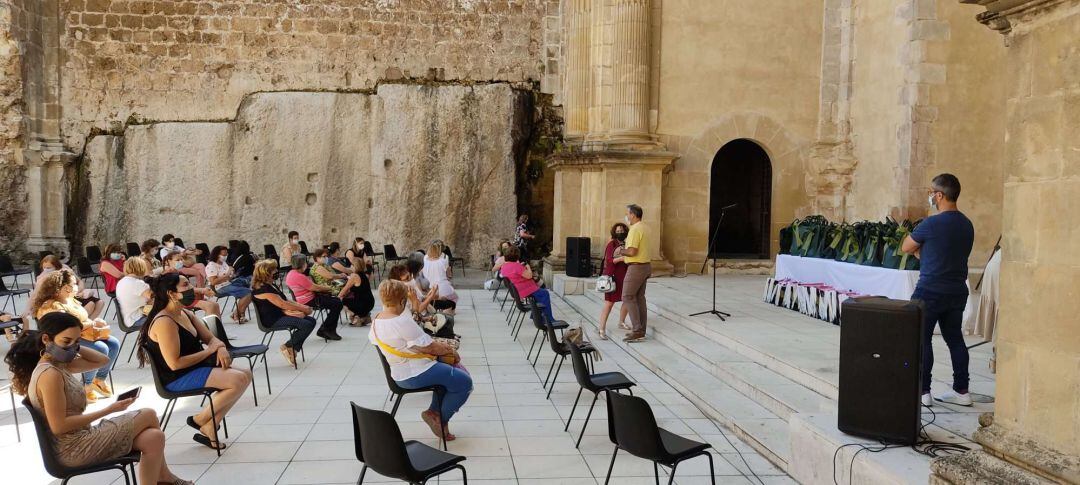 Ayuntamiento y sanitarios reconocen la labor de las costureras de Cazorla y La Iruela por su elaboracion de material sanitario