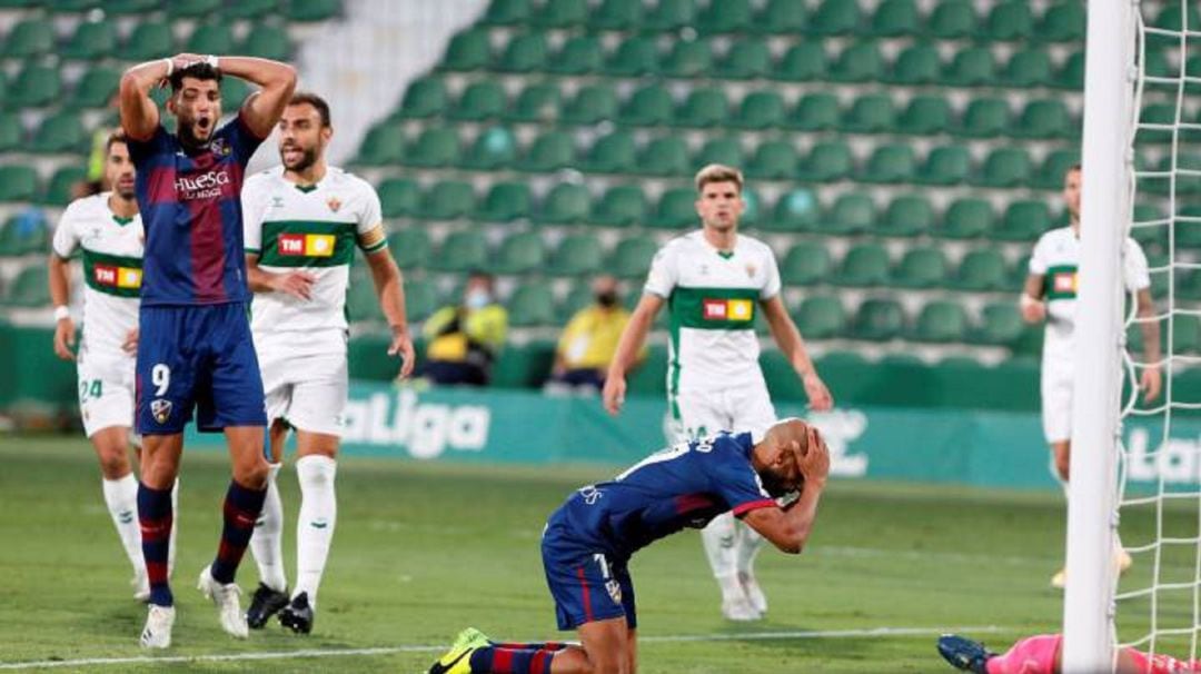 Un momento del Elche-Huesca de la 1ª vuelta que acabó con empate a cero