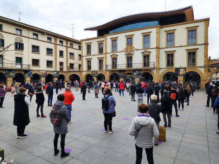 Concentración por el Día de la Mujer frente al Ayuntamiento de Amorebieta.