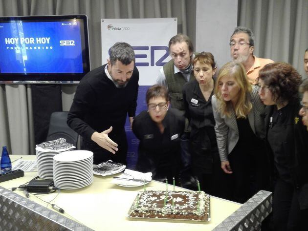 Después del programa los trabajadores del Parador de Gredos y el equipo de Hoy por Hoy han soplado las velas en la tarta conmemorativa del 90 aniversario