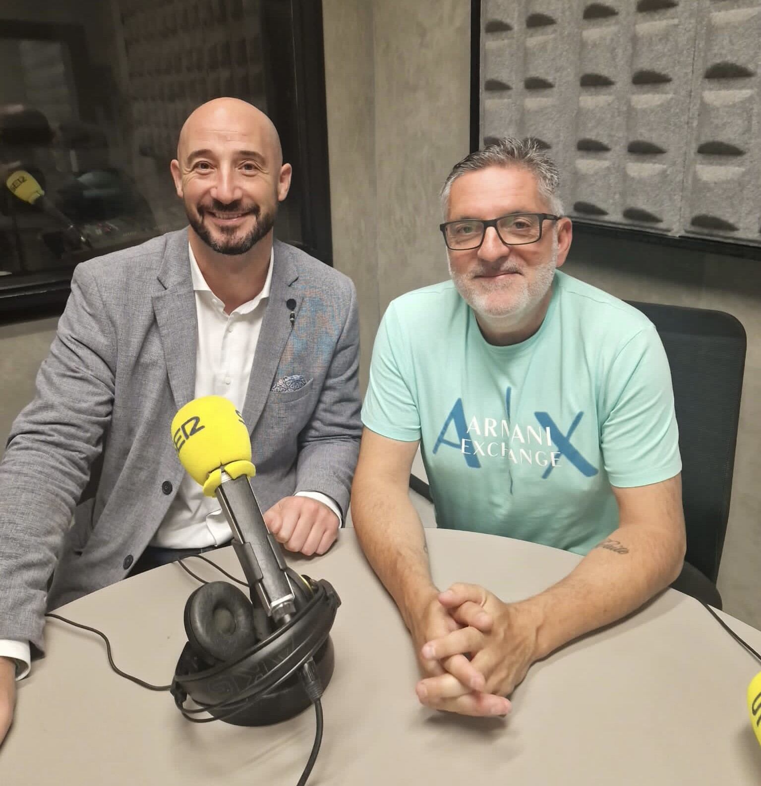 A la izquierda: Jon Iraola, alcalde Eibar, en los estudios de la Cadena SER