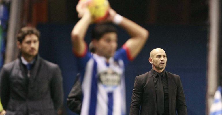 El entrenador del Rayo Vallecano, Paco Jémez, durante el encuentro frente al Deportivo correspondiente a la vigesimosegunda jornada de la Liga BBVA, disputado en el estadio de Riazor.