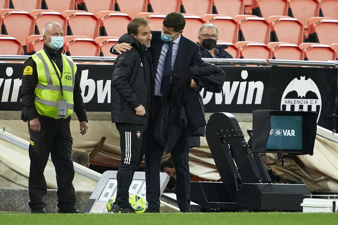 Javi Gracia saluda a Jagoba Arrasate en el partido de la primera vuelta