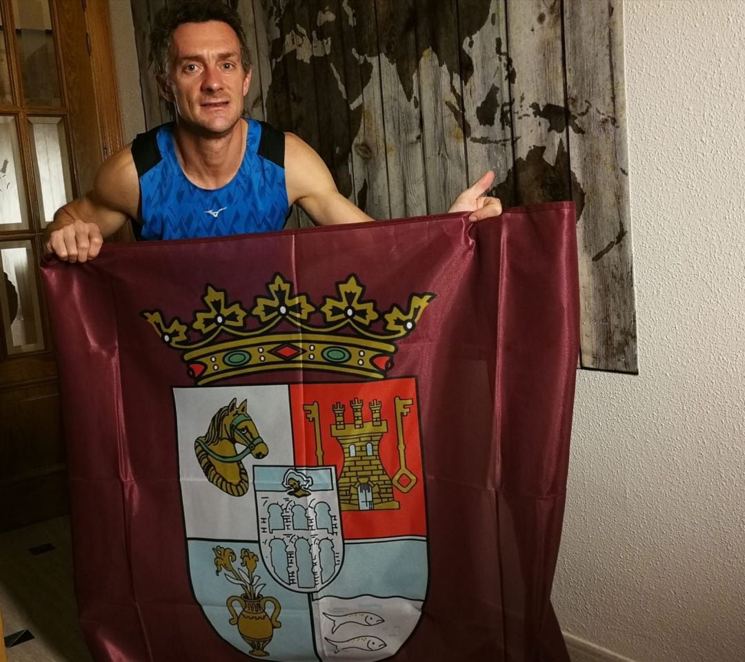 El atleta granjeño Luis Alonso con la bandera de la Diputación de Segovia