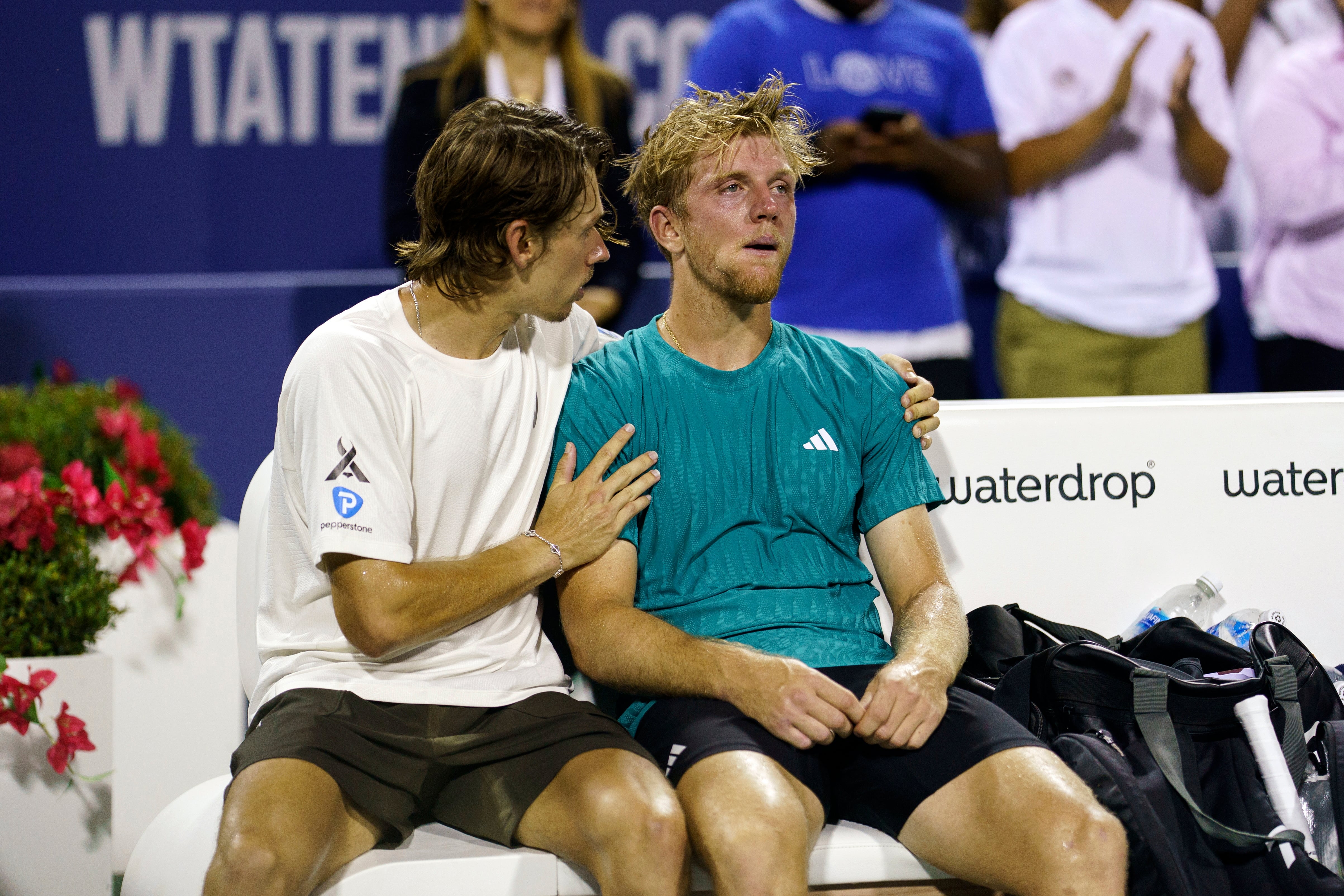 De Miñaur consuela a Alejandro Davidovich Fokina tras ganarle en el Abierto de Washington