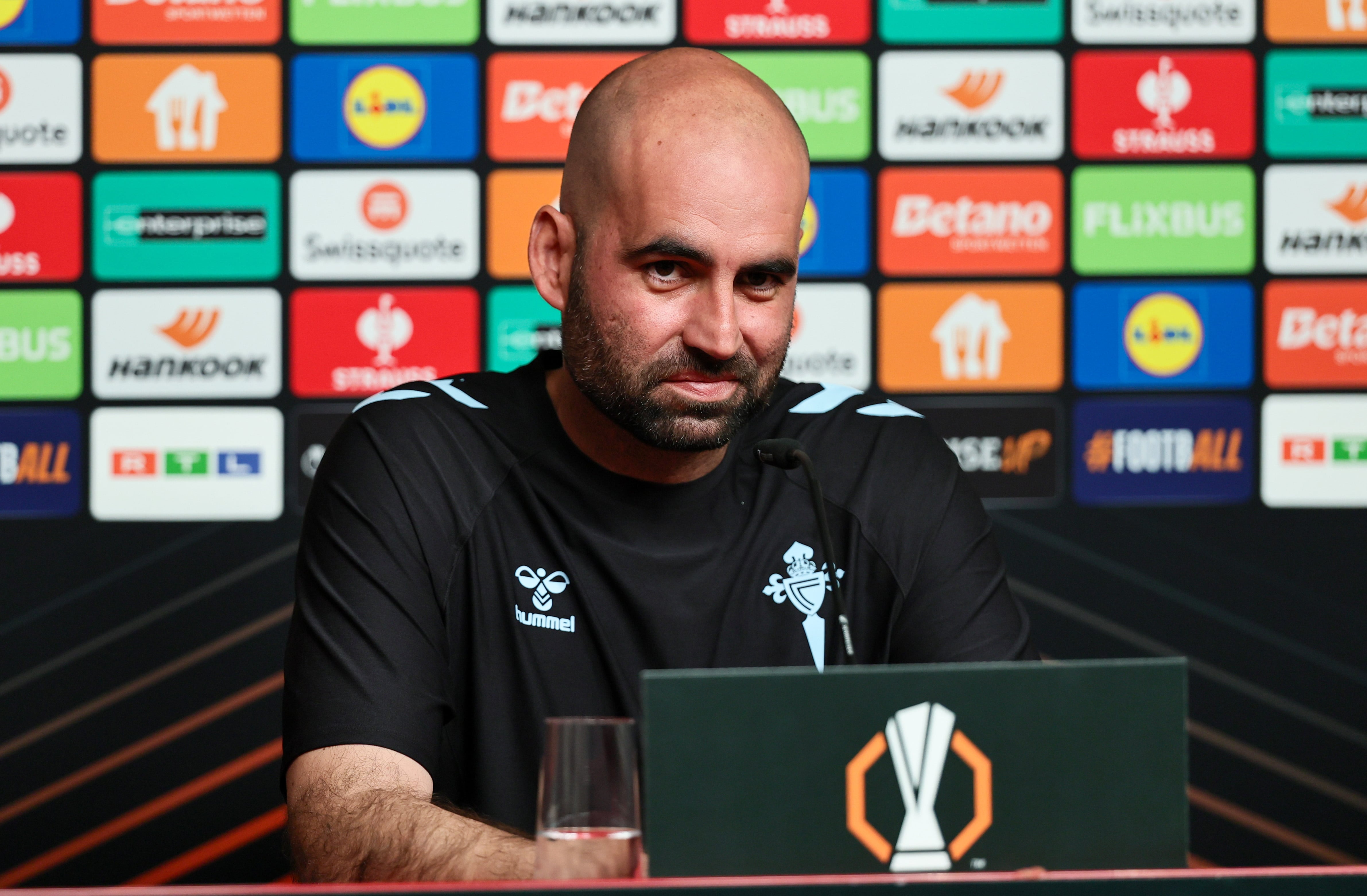 FREIBURG (Germany), 08/04/2026.- Head Coach Claudio Giraldez attends a press conference in Freiburg, Germany, 08 April 2026. SC Freiburg will face Celta Vigo in their UEFA Europa League quarter-final first leg soccer match on 09 April 2026 in Freiburg. (Alemania) EFE/EPA/RONALD WITTEK