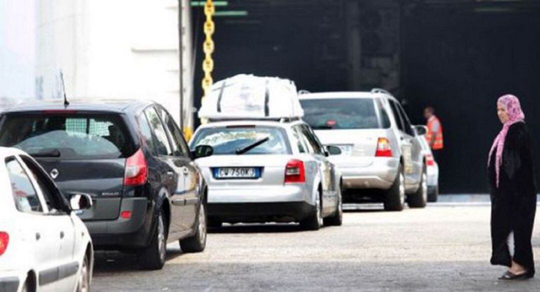 Embarque de vehículos hacia Tánger.