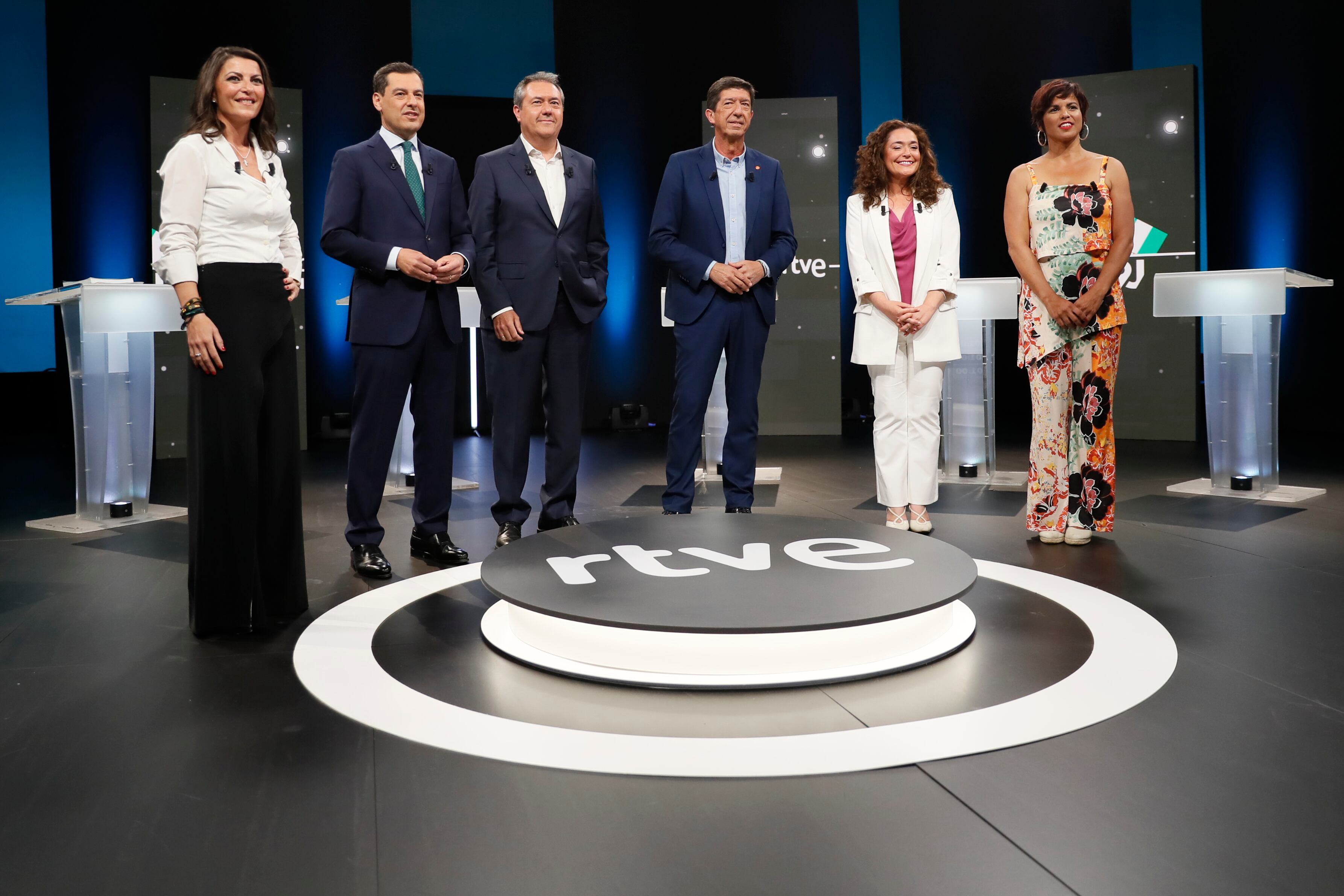 SEVILLA , 06/06/2022.- (De izq a dcha) La candidata de Vox, Macarena Olona, el presidente de la Junta de Andalucía y candidato del PP a la reelección, Juanma Moreno, el candidato socialista, Juan Espadas, el candidato de Ciudadanos, Juan Marín, y las candidatas Inma Nieto (Por Andalucía) y Teresa Rodríguez (Adelante Andalucía), durante el primer debate electoral de cara a las elecciones legislativas andaluzas que tiene lugar este lunes en Sevilla. EFE/ José Manuel Vidal
