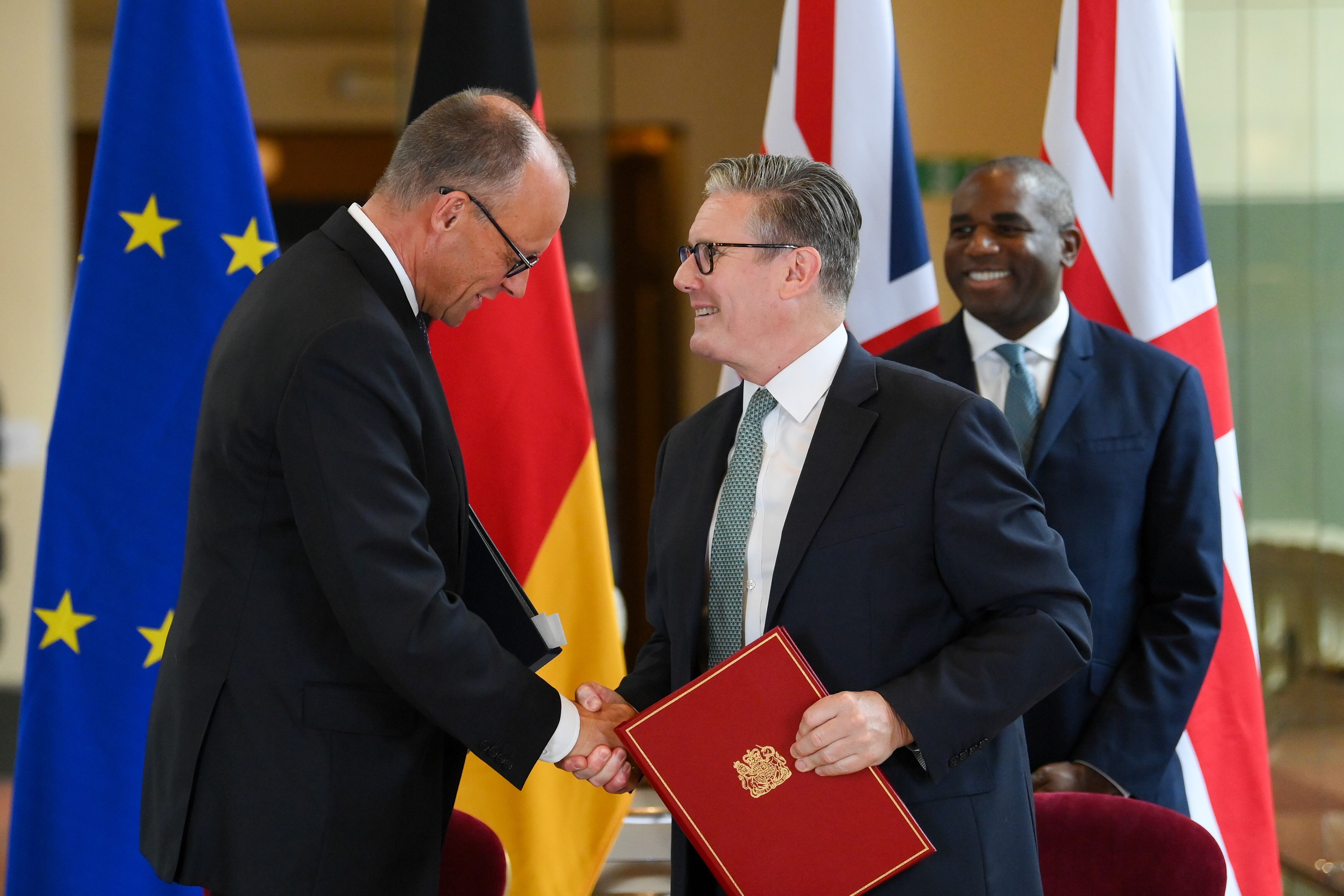 El canciller alemán, Friedrich Merz, y el primer ministro británico, Keir Starmer, durante la visita del alemán a Reino Unido, este jueves.