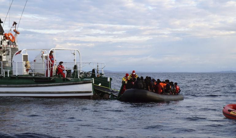 Trabajadores de la agencia europea de Control de Fronteras (Frontex) rescatan a un grupo de refugiados en aguas internacionales frente a la isla griega de Lesbos