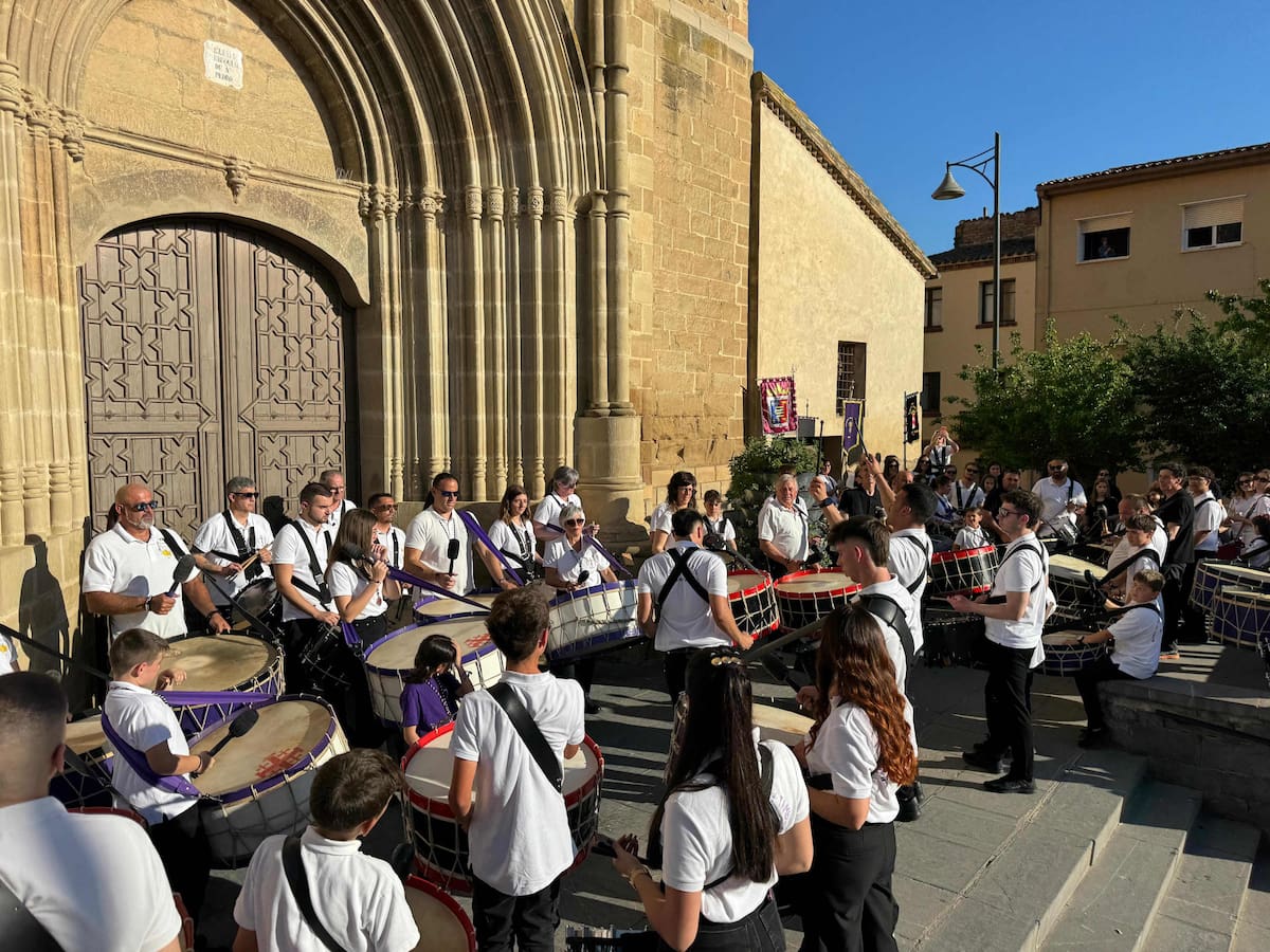 El sonido de más de 200 bombos y tambores hace retumbar Binéfar en su Tamborrada