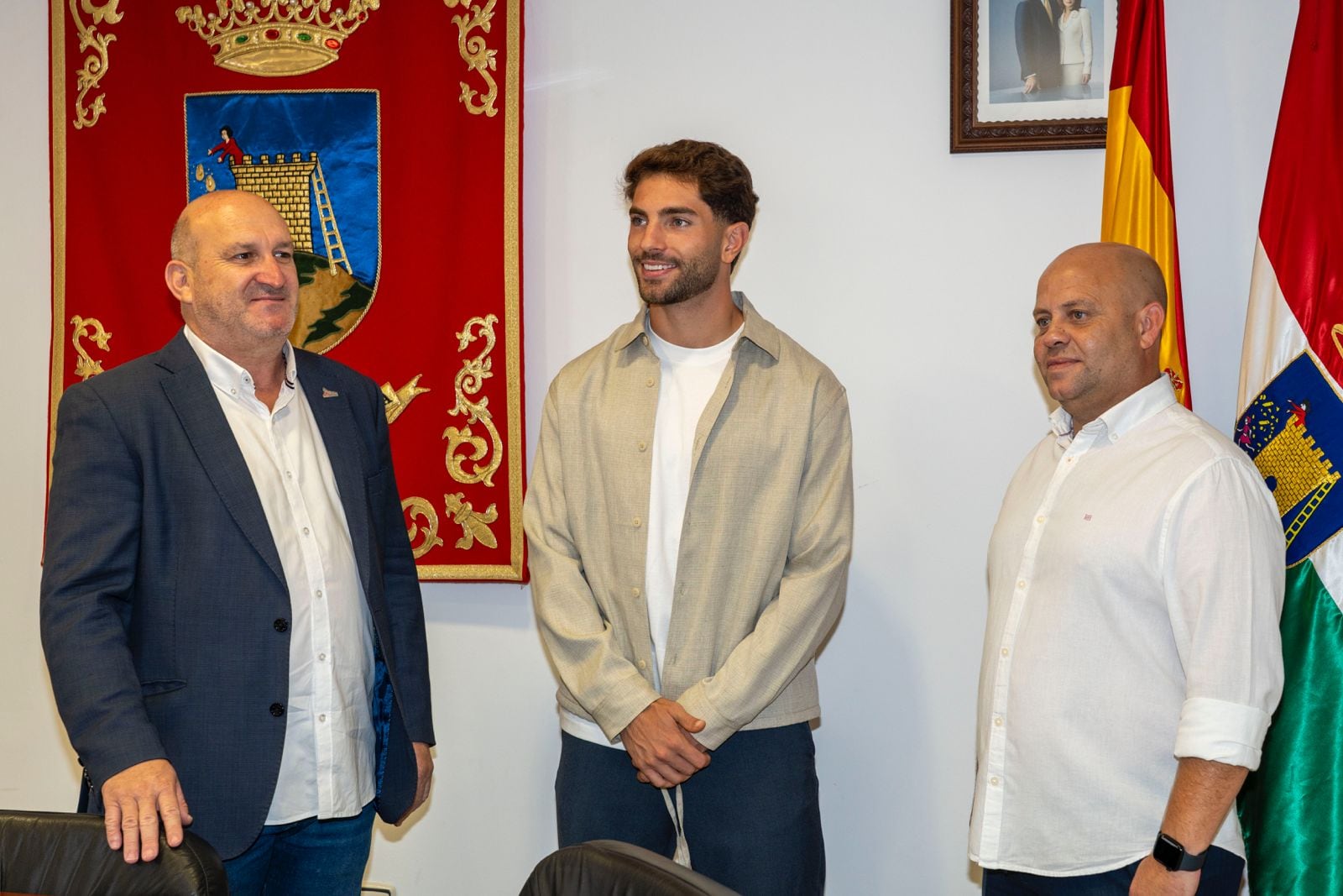 Durante una visita al Ayuntamiento de Alozaina junto al alcalde del municipio