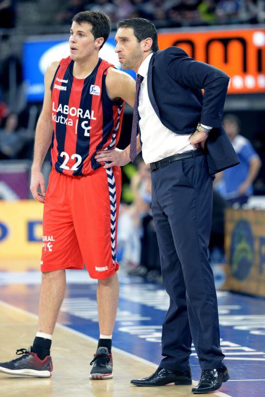 GRA312. VITORIA, 15/11/2014.- El entrenador del Caja Laboral, Ibon Navarro, conversa con el jugador francés del equipo vitoriano, Thomas Heurtel, durante el encuentro correspondiente a la séptima jornada de liga ACB, disputado esta noche en el Fernando Bu