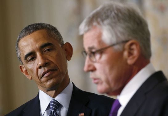 U.S. President Barack Obama (L) listens to Defense Secretary Chuck Hagel after the president announced Hagel&#039;s resignation at the White House in Washington, November 24, 2014. REUTERS/Kevin Lamarque (UNITED STATES - Tags: MILITARY POLITICS TPX IMAGES OF T