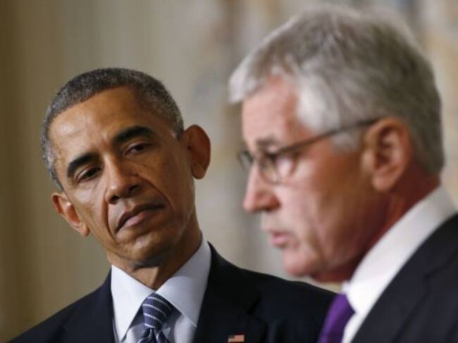 U.S. President Barack Obama (L) listens to Defense Secretary Chuck Hagel after the president announced Hagel's resignation at the White House in Washington, November 24, 2014. REUTERS/Kevin Lamarque (UNITED STATES - Tags: MILITARY POLITICS TPX IMAGES OF T