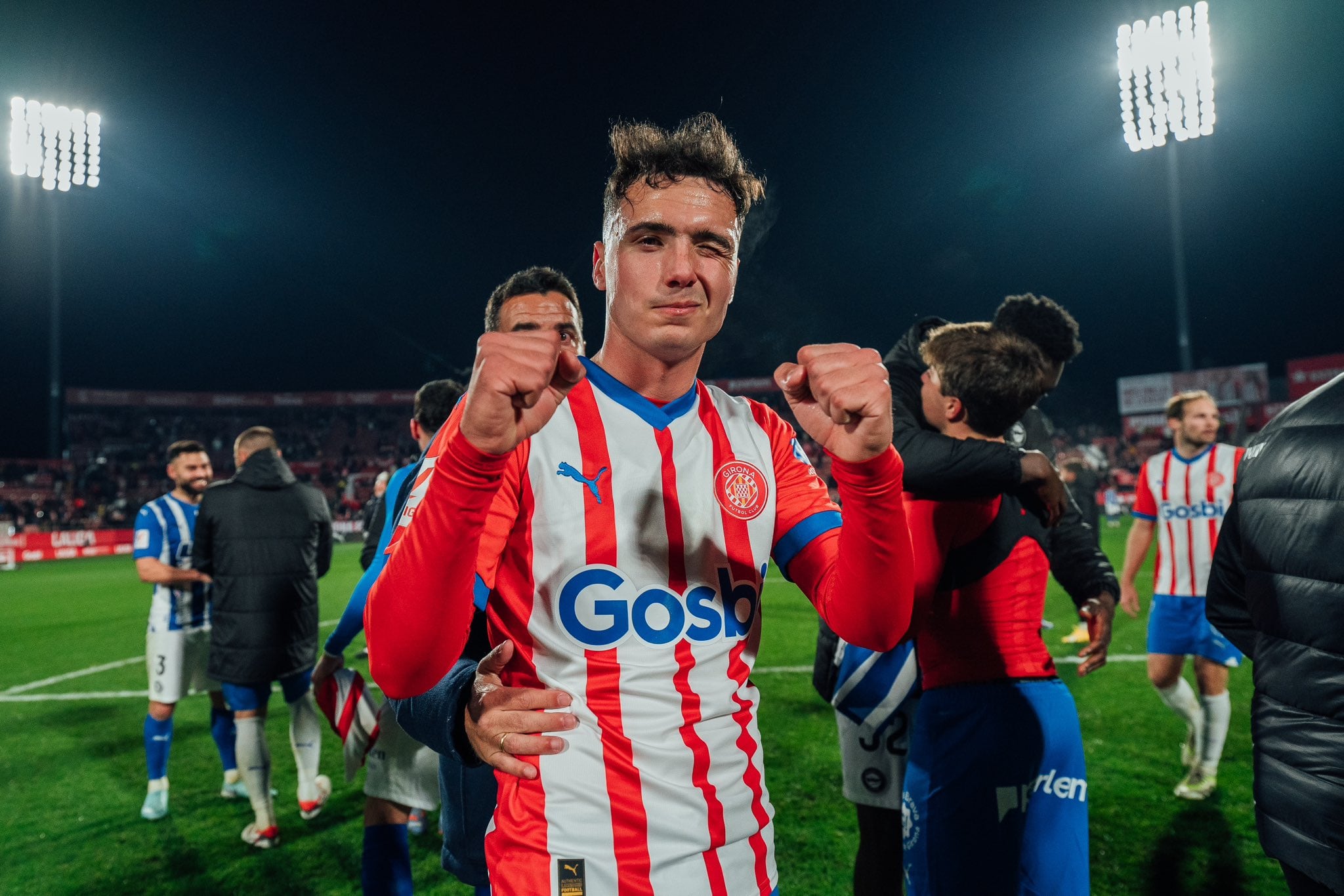 Arnau Martínez, celebrant una victòria amb el Girona FC.