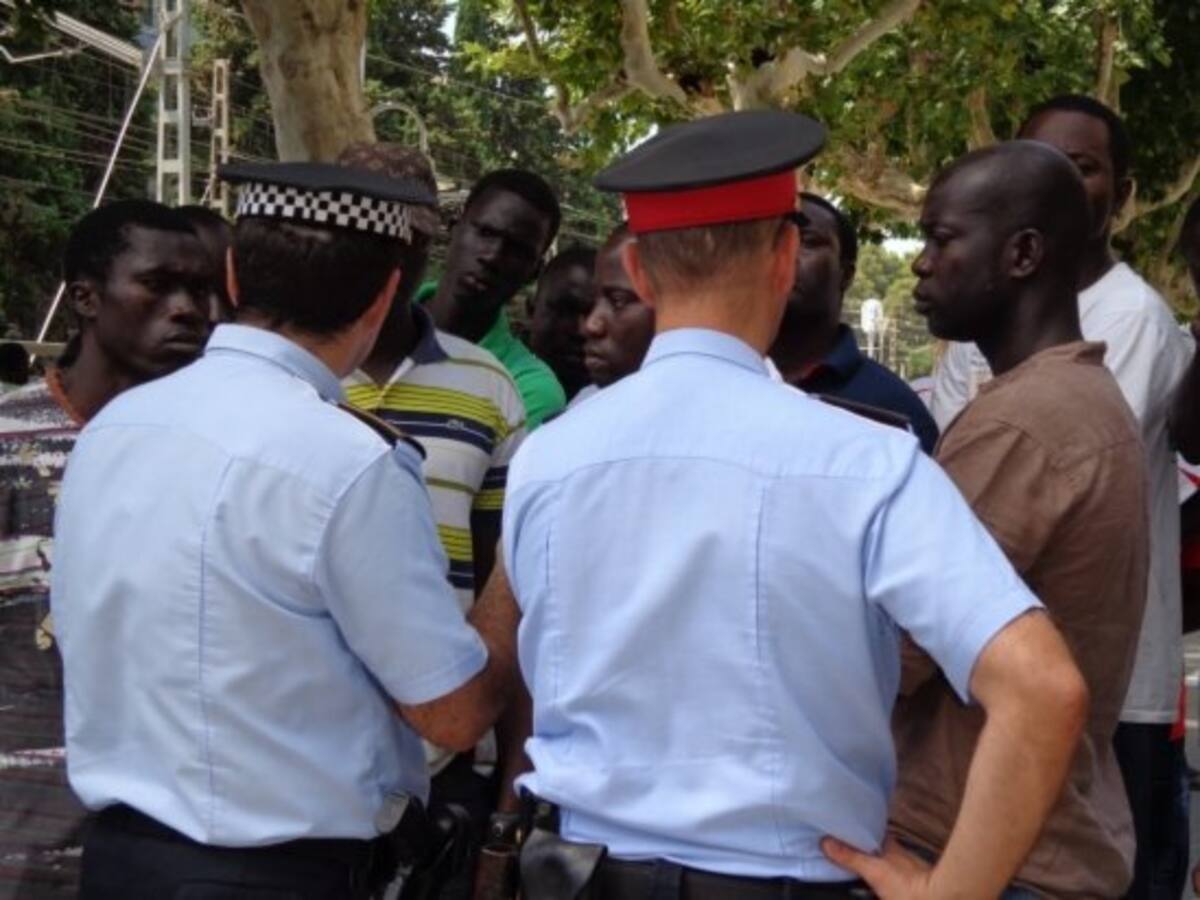 Una vintena de detinguts en un dispositiu contra el top manta a Cambrils