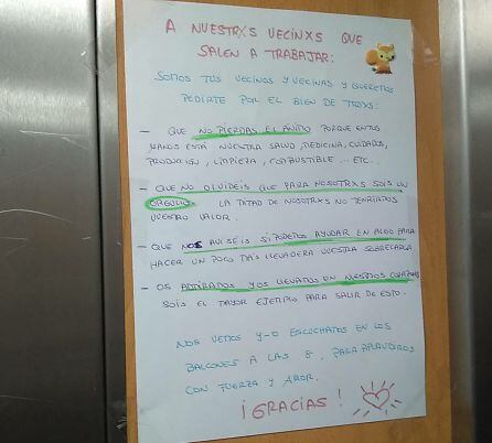 Cartel en el ascensor de una comunidad de Puertollano