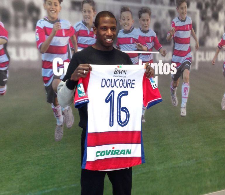 El centrocampista francés Abdoulaye Doucoure &#039;Dux&#039;, posando con la camiseta rojiblanca