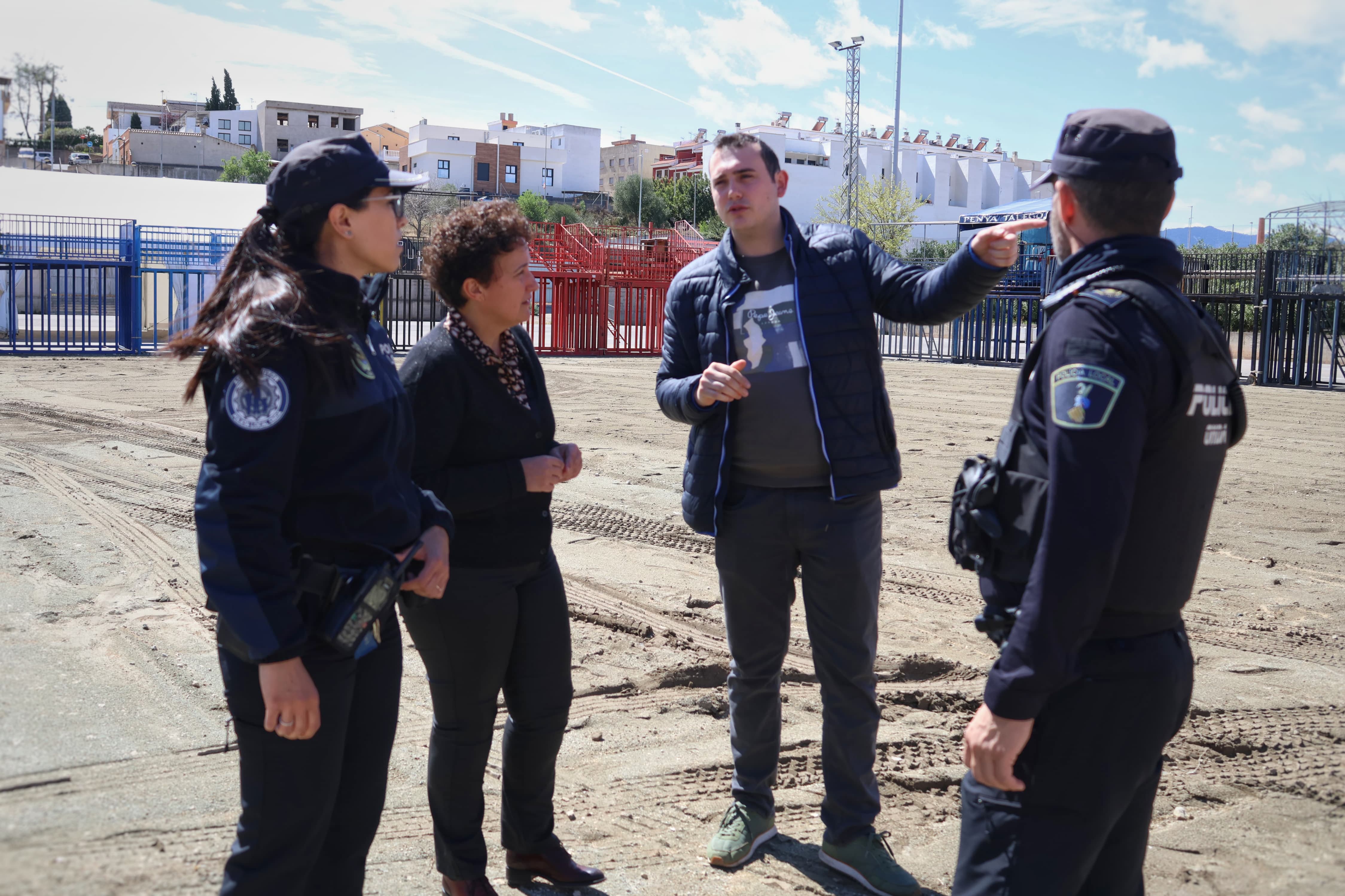 La alcaldesa de Onda, Carmina Ballester, acompañada del concejal de Fiestas y Tradiciones, Sergio Puig, y de la concejala de Igualdad, Marta Villanueva, han supervisado las instalaciones para La Pascua Taurina y Sonora