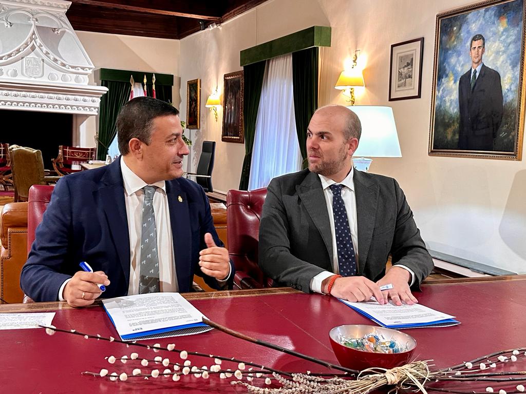 Carlos García, presidente de la Diputación, y Diego Díez, presidente de CEOE Ávila, charlan unos minutos antes de firmar el convenio para Tracción Ávila