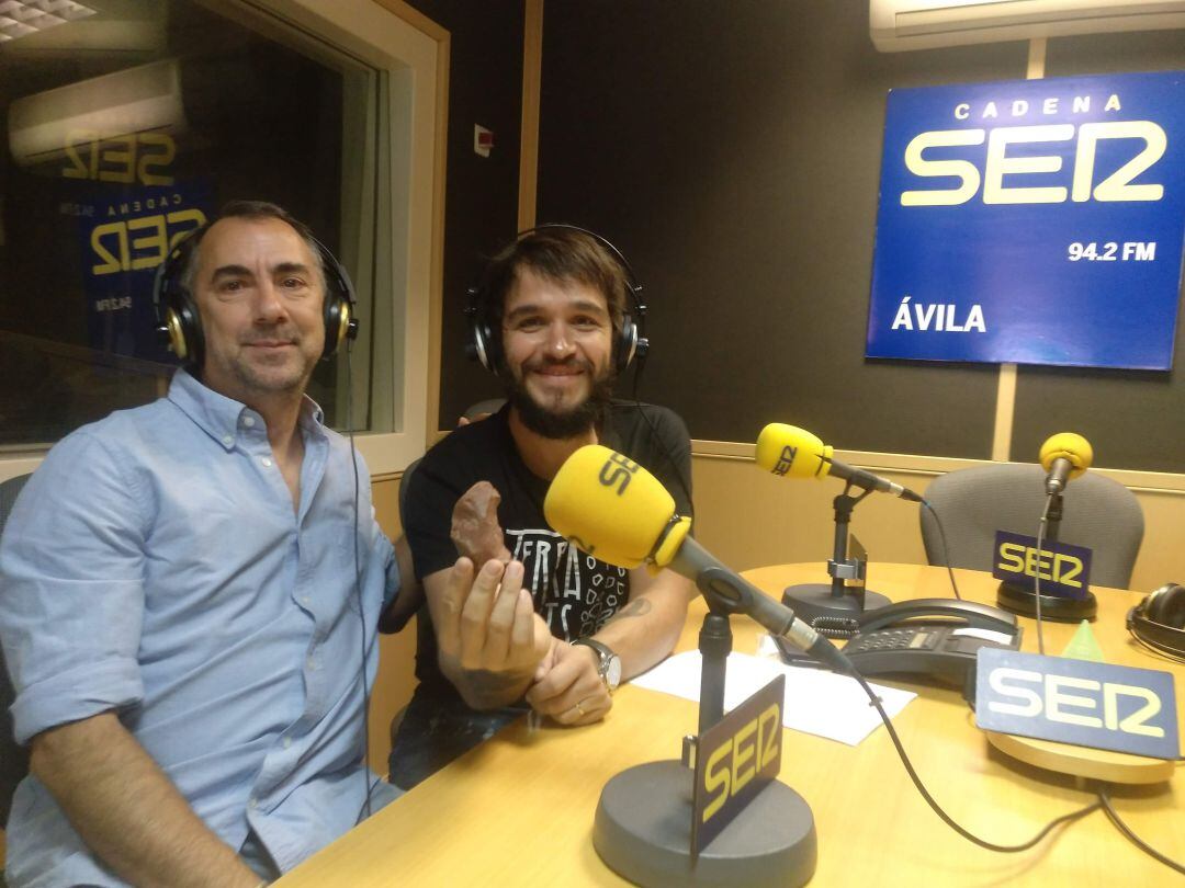 Vicenzo Celiberti (izq) con Juan Pablo López que tiene en su mano el objeto del paleolítico hallado en San Juan del Olmo