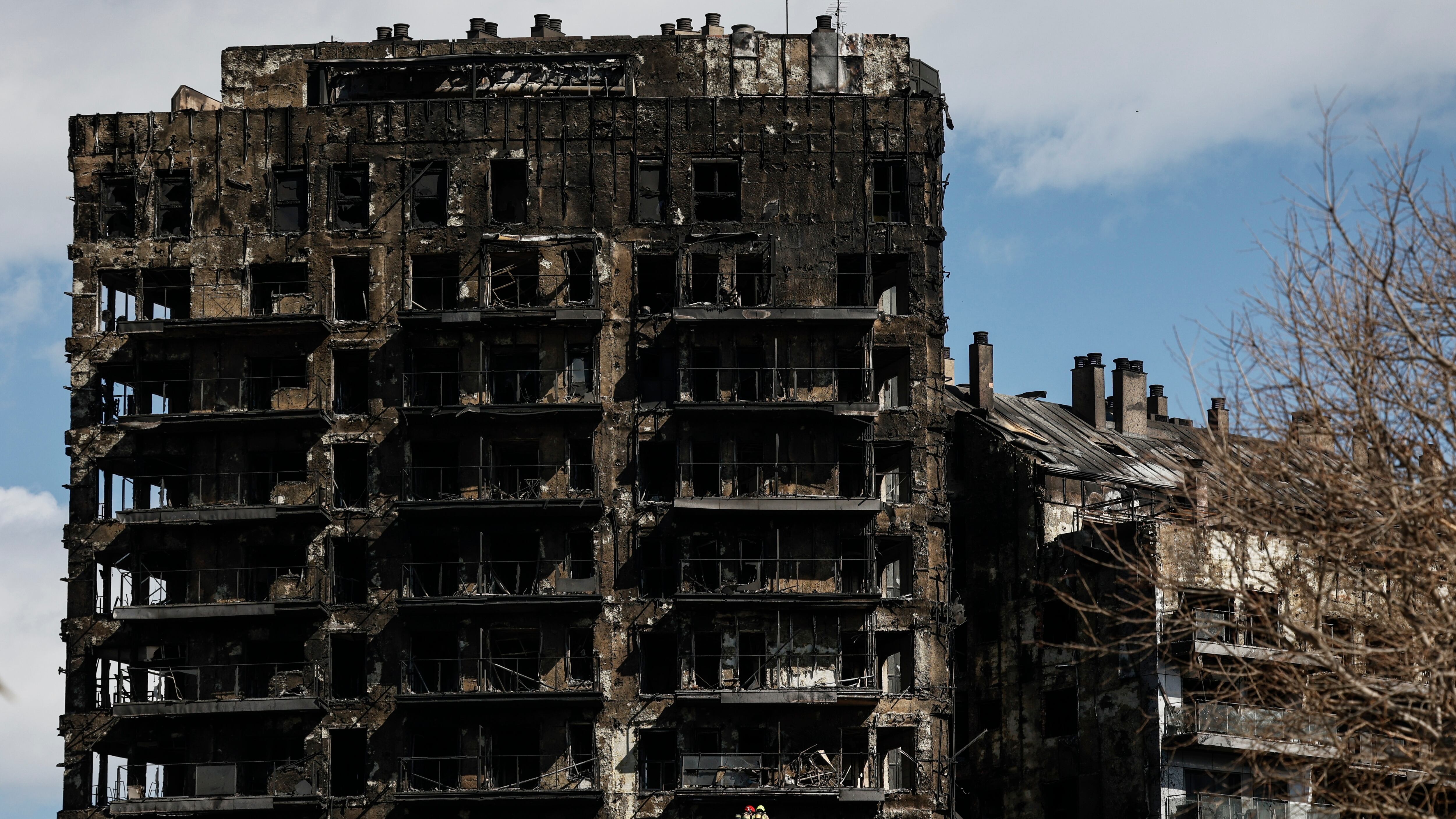 Fachada del edificio incendiado en el barrio de Campanar de València. EFE/Biel Aliño