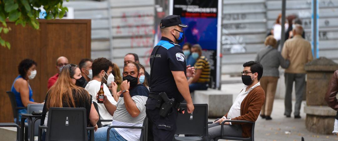 Policía frente a una terraza