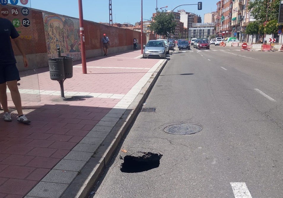 Socavón en el barrio Delicias de Valladolid | Fuente: AUVASA