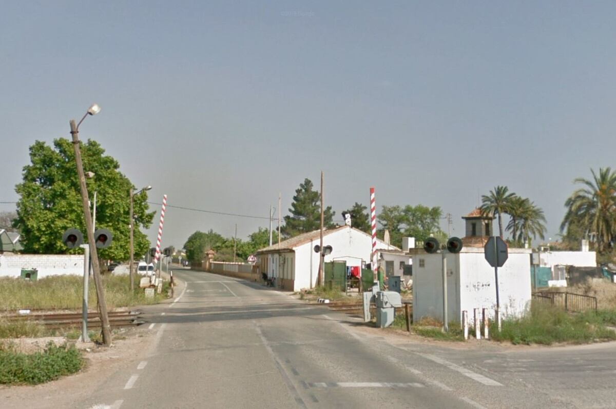 Paso a nivel ferroviario en la RM-311 que une La Palma y Pozo Estrecho