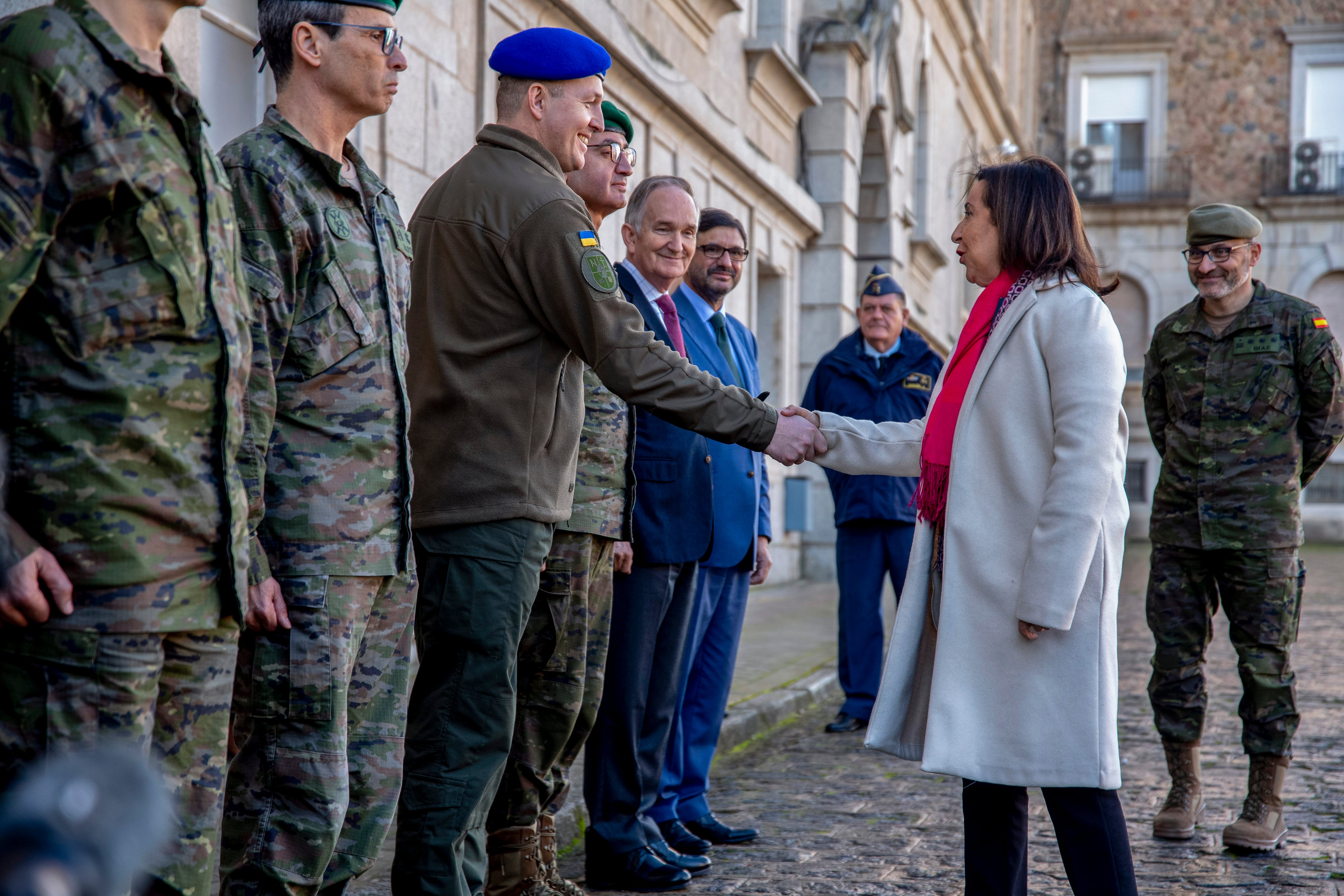 La ministra de Defensa, Margarita Robles, visita a la segunda remesa de militares ucranianos que reciben instrucción y adiestramiento en las instalaciones de &quot;Toledo Training Command&quot;, este viernes en Toledo capital