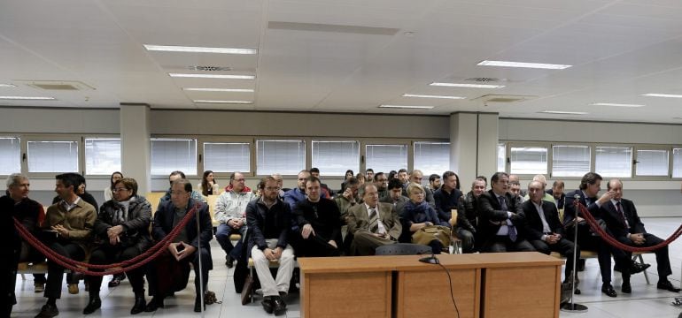 GRA038. VALENCIA, 23/03/2015.- El juicio por el caso Terra Mítica, que cuenta con 38 personas acusadas de delitos contra la hacienda pública, estafa y falsificación de documento mercantil, ha comenzado en la Audiencia de Valencia casi diez años después de que el juzgado de instrucción número 3 iniciara las investigaciones. EFE/Juan Carlos Cárdenas