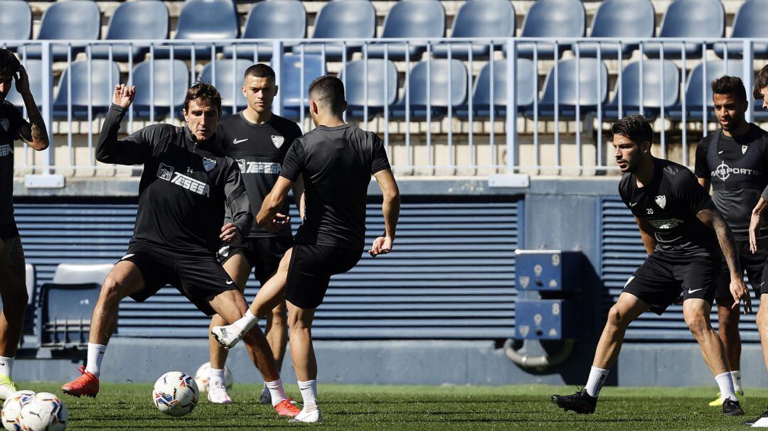 Stefan Scepovic, en el centro del rondo durante el entrenamiento del viernes