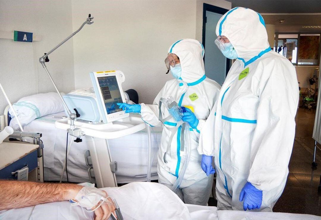 Médicos tratando a paciente con COVID-19