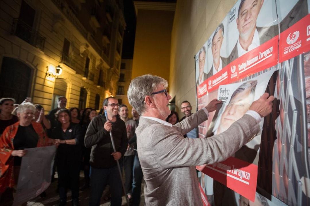 Pedro Santisteve, candidato de Zaragoza en Común, pegando carteles 