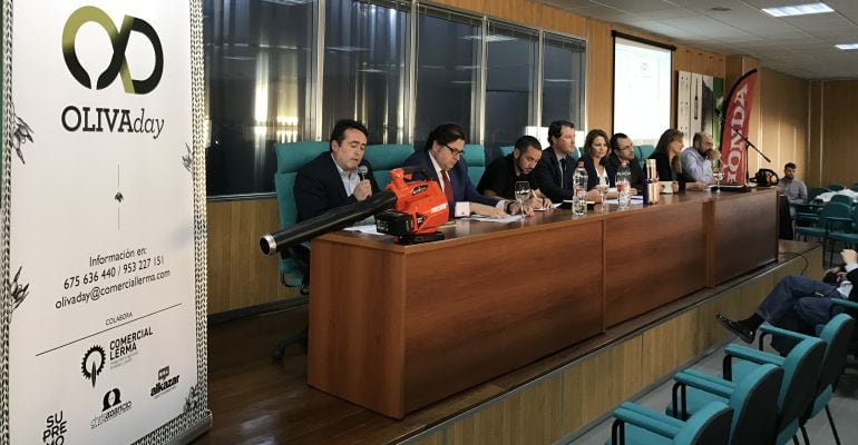 Ponentes y autoridades durante la inauguración del Oliva Day.