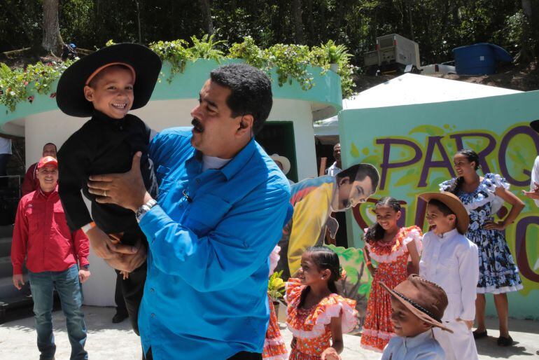 Fotografía cedida por el Palacio de Miraflores del presidente de Venezuela, Nicolás Maduro, durante el programa de televisión &quot;Domingo con Maduro&quot;