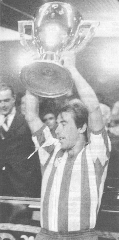 <b>Adelardo, historia en rojo y blanco</b>. En la imagen, levanta una de las tres Ligas que ganó con el Atlético.