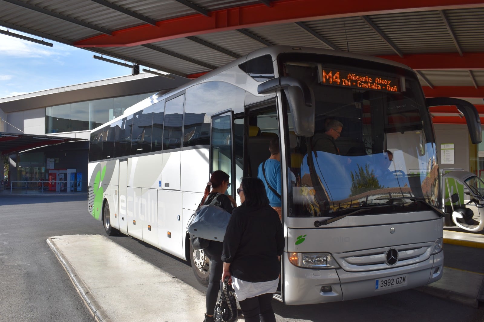 Imagen de archivo de un vehículo de Vectalia en la estación de autobuses de Alicante