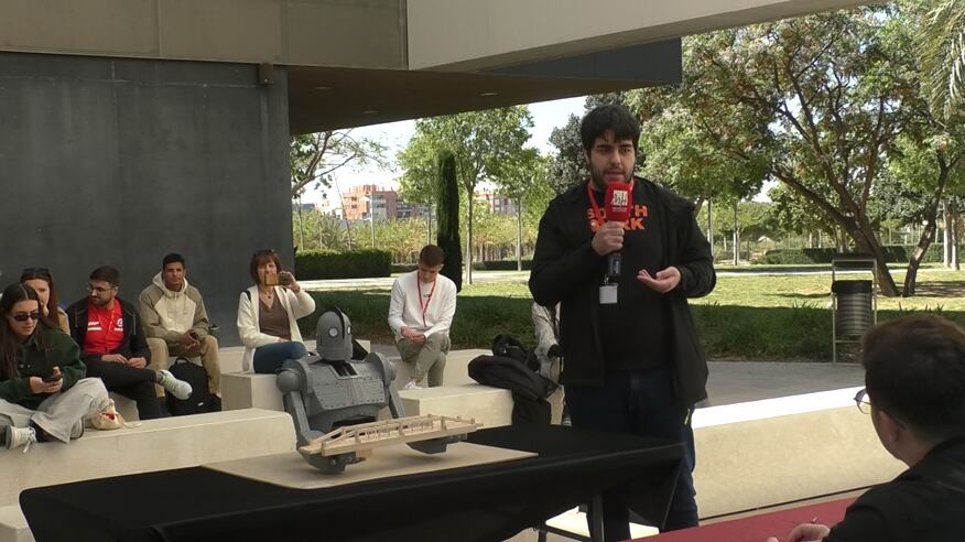 Julián Monsalve, estudiante participante en el Concurso de Puentes dela UMH